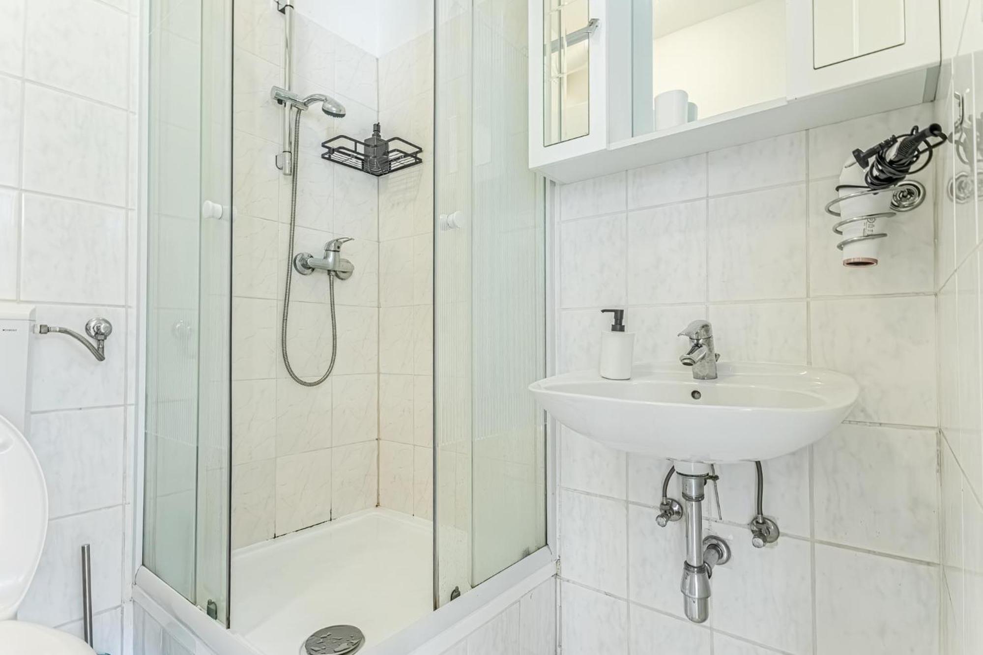 City Vibes: 1Br Apt, 10 Min To Westbahnhof Vienna Exterior photo